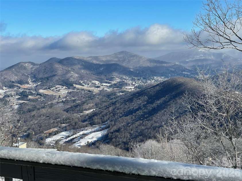 133 Club House Drive, Burnsville, NC 28714.  MLS# CAR4357061, YatesRealty ID 6060. 