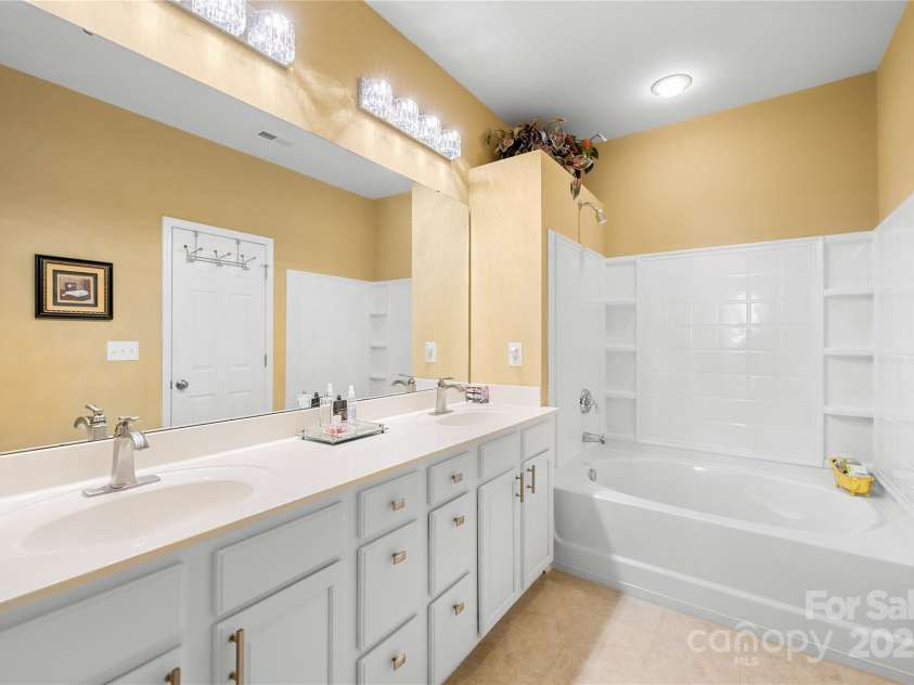 9813 Hanberry Boulevard, Charlotte, NC 28213.  MLS# CAR4218381, YatesRealty ID 6061. 