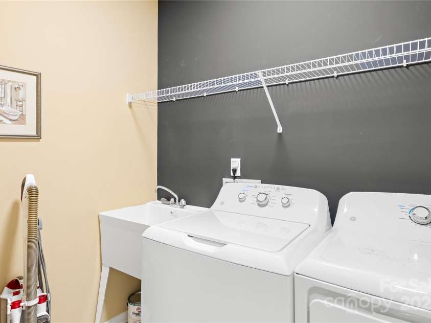 9813 Hanberry Boulevard, Charlotte, NC 28213.  MLS# CAR4218381, YatesRealty ID 6061. 