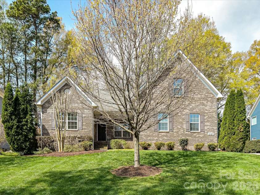 21277 Summerbrook Drive, Cornelius, NC 28031.  MLS# CAR4355875, YatesRealty ID 6062. Beautiful brick home with mature landscaping