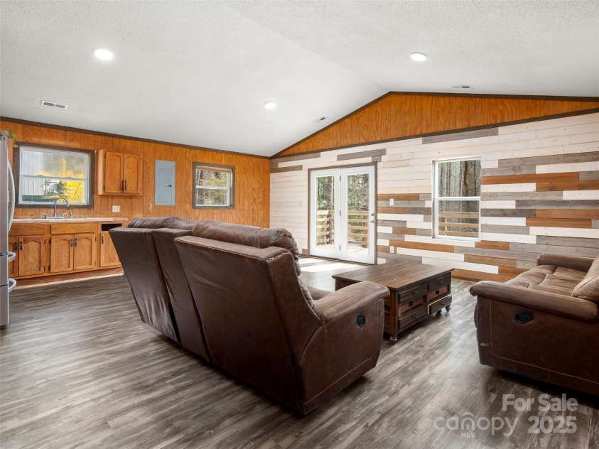 521 Lake Falls Road, Hendersonville, NC 28739.  MLS# CAR4237136, YatesRealty ID 6066. 