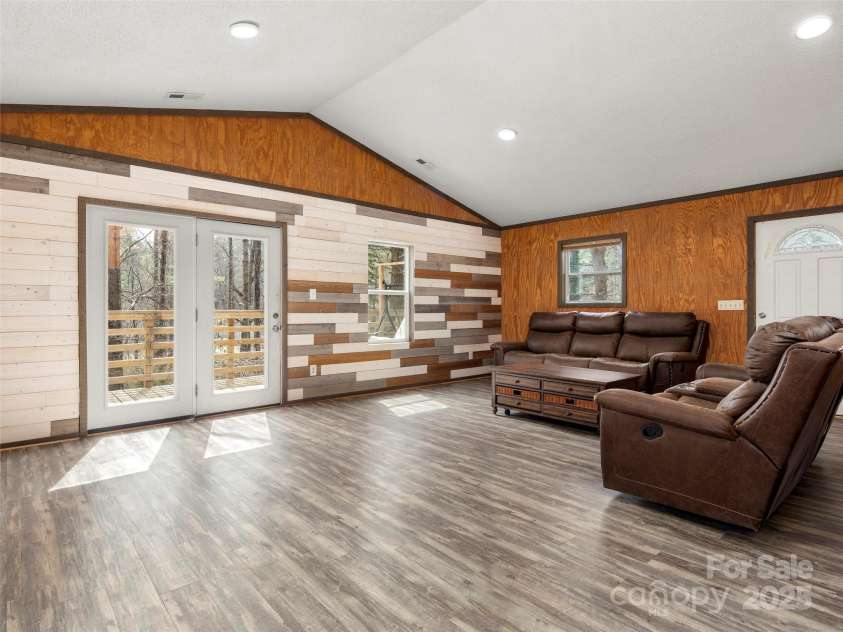 521 Lake Falls Road, Hendersonville, NC 28739.  MLS# CAR4237136, YatesRealty ID 6066. 