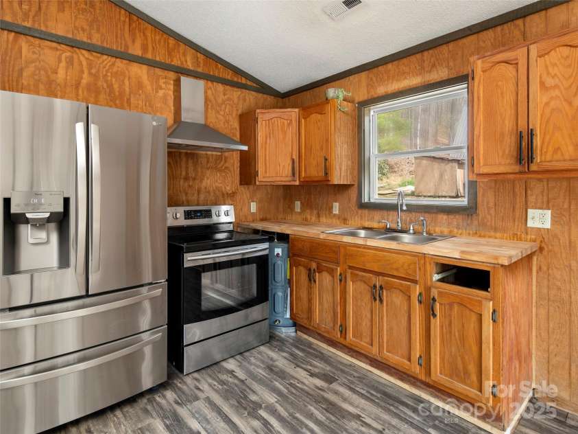 521 Lake Falls Road, Hendersonville, NC 28739.  MLS# CAR4237136, YatesRealty ID 6066. 