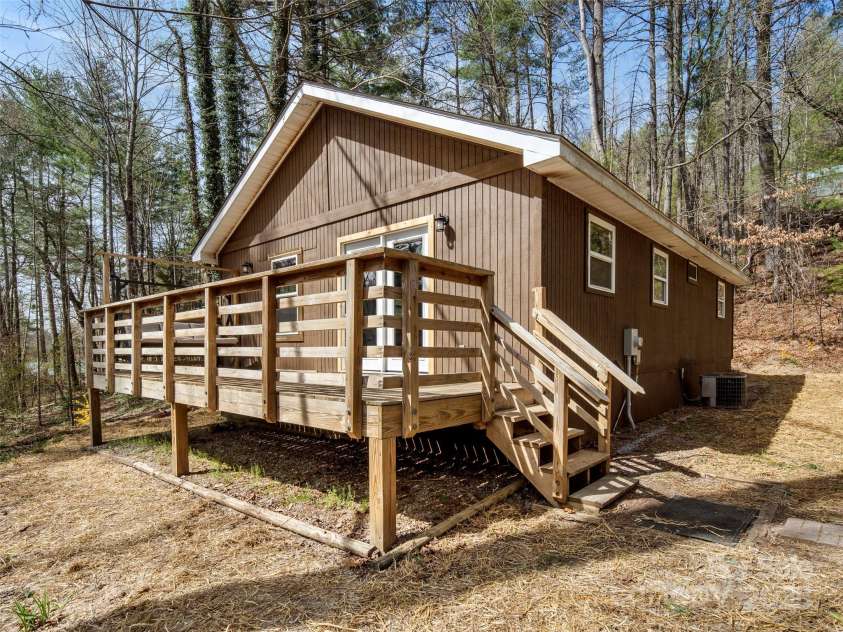 521 Lake Falls Road, Hendersonville, NC 28739.  MLS# CAR4237136, YatesRealty ID 6066. 