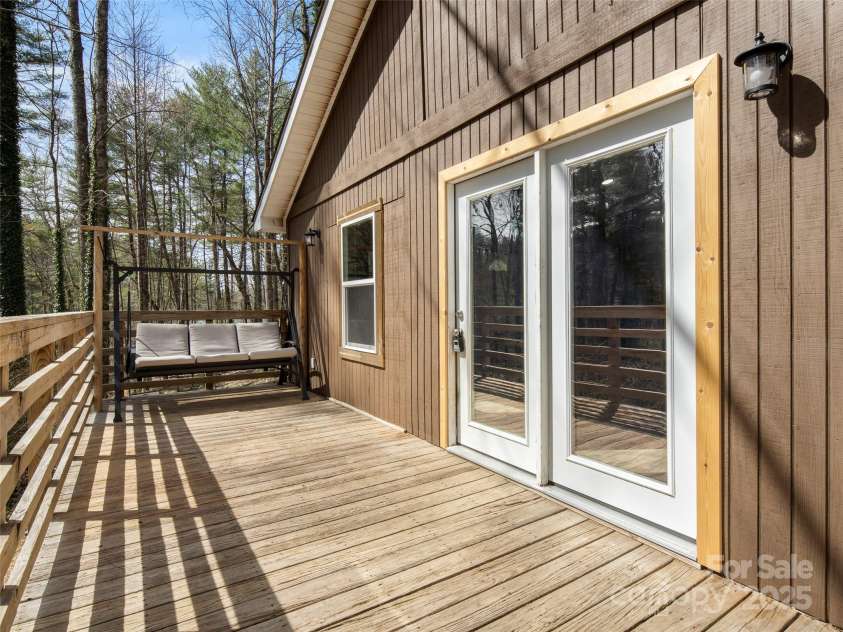 521 Lake Falls Road, Hendersonville, NC 28739.  MLS# CAR4237136, YatesRealty ID 6066. 