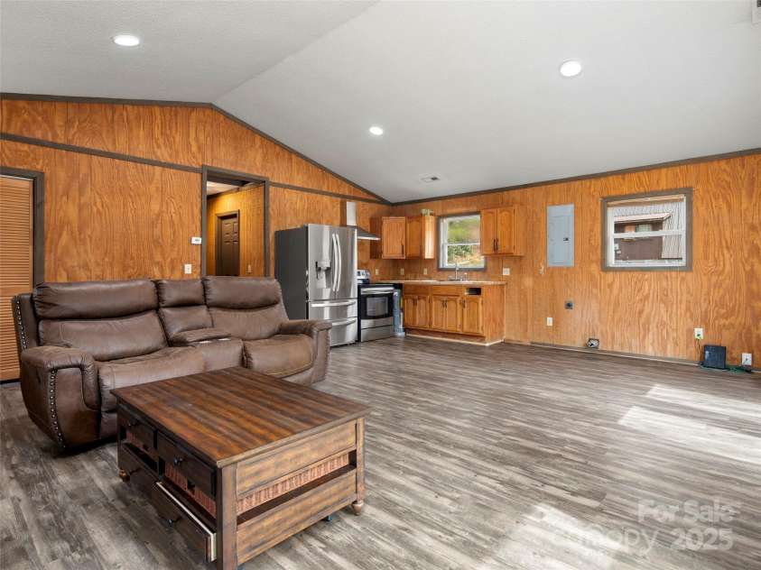 521 Lake Falls Road, Hendersonville, NC 28739.  MLS# CAR4237136, YatesRealty ID 6066. 