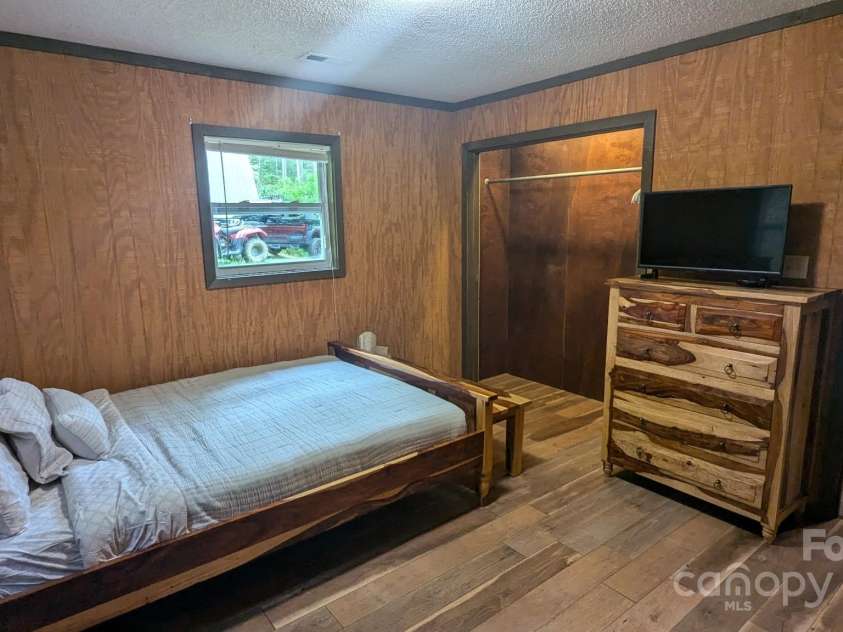 521 Lake Falls Road, Hendersonville, NC 28739.  MLS# CAR4237136, YatesRealty ID 6066. 