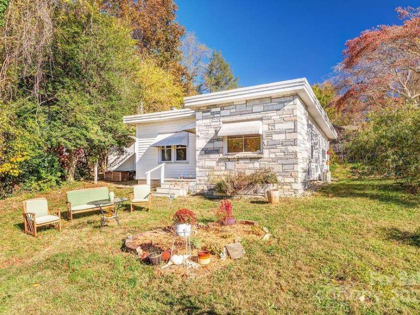 32 Merion Drive, Asheville, NC 28806.  MLS# CAR4314740, YatesRealty ID 6067. 