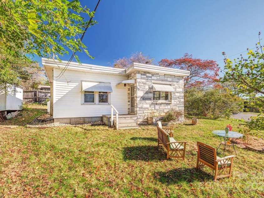 32 Merion Drive, Asheville, NC 28806.  MLS# CAR4314740, YatesRealty ID 6067. 