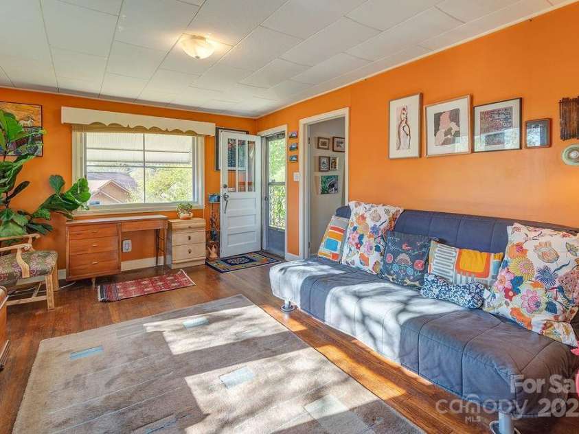 32 Merion Drive, Asheville, NC 28806.  MLS# CAR4314740, YatesRealty ID 6067. 
