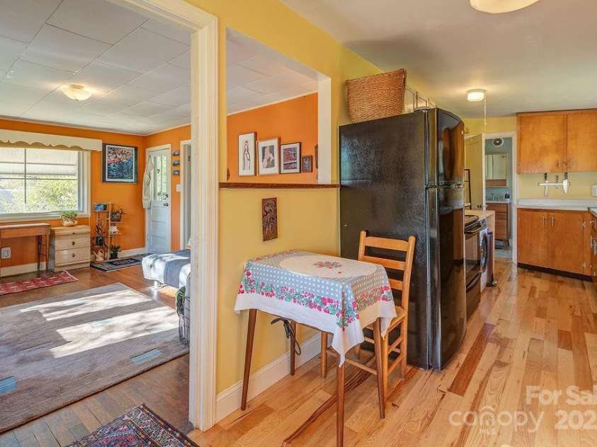 32 Merion Drive, Asheville, NC 28806.  MLS# CAR4314740, YatesRealty ID 6067. 
