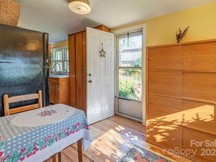 32 Merion Drive, Asheville, NC 28806.  MLS# CAR4314740, YatesRealty ID 6067. 
