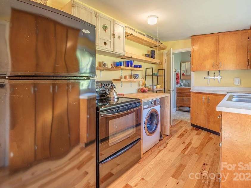 32 Merion Drive, Asheville, NC 28806.  MLS# CAR4314740, YatesRealty ID 6067. 