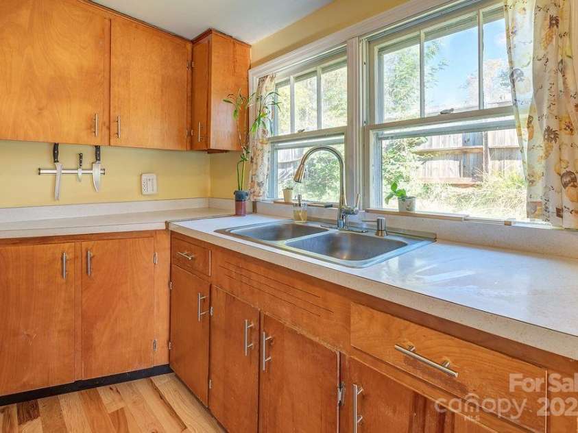 32 Merion Drive, Asheville, NC 28806.  MLS# CAR4314740, YatesRealty ID 6067. 