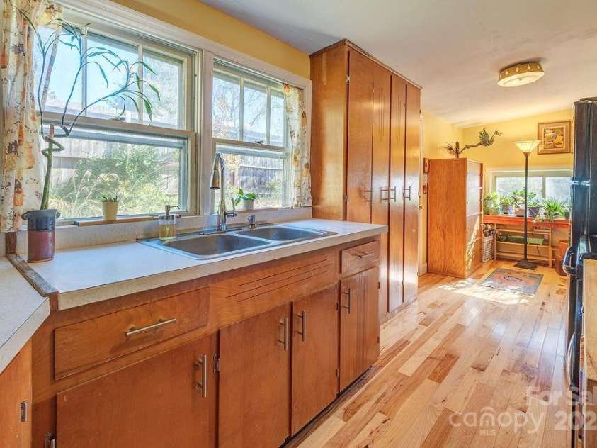 32 Merion Drive, Asheville, NC 28806.  MLS# CAR4314740, YatesRealty ID 6067. 
