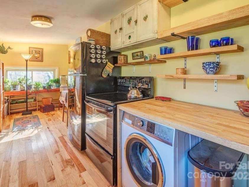 32 Merion Drive, Asheville, NC 28806.  MLS# CAR4314740, YatesRealty ID 6067. 