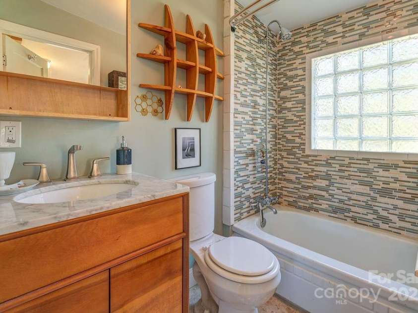 32 Merion Drive, Asheville, NC 28806.  MLS# CAR4314740, YatesRealty ID 6067. 