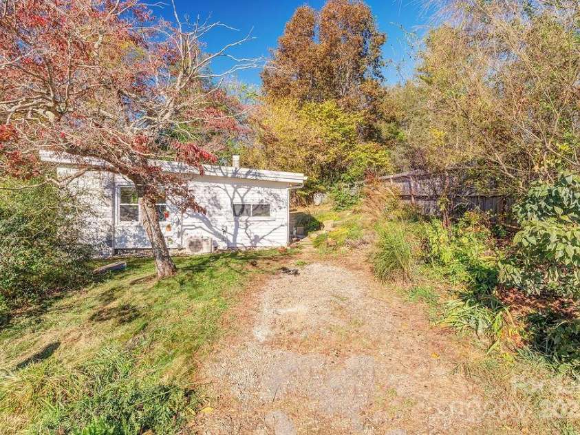 32 Merion Drive, Asheville, NC 28806.  MLS# CAR4314740, YatesRealty ID 6067. 