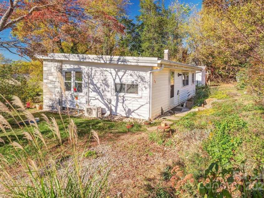 32 Merion Drive, Asheville, NC 28806.  MLS# CAR4314740, YatesRealty ID 6067. 