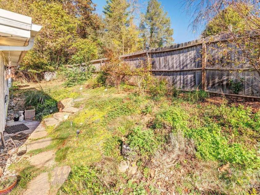 32 Merion Drive, Asheville, NC 28806.  MLS# CAR4314740, YatesRealty ID 6067. 