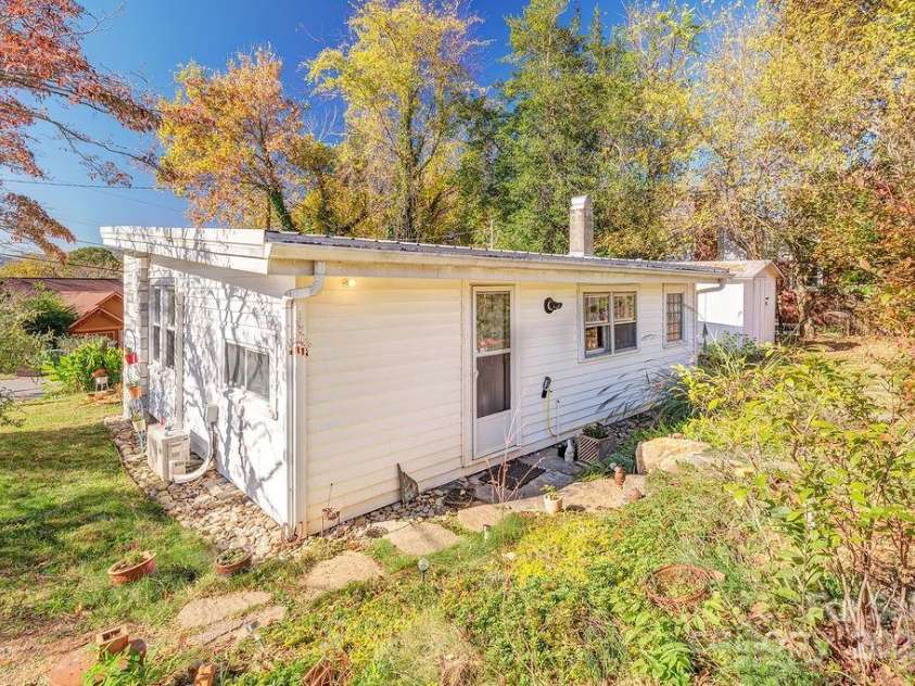 32 Merion Drive, Asheville, NC 28806.  MLS# CAR4314740, YatesRealty ID 6067. 