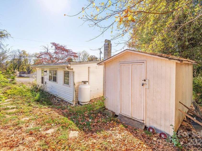 32 Merion Drive, Asheville, NC 28806.  MLS# CAR4314740, YatesRealty ID 6067. 