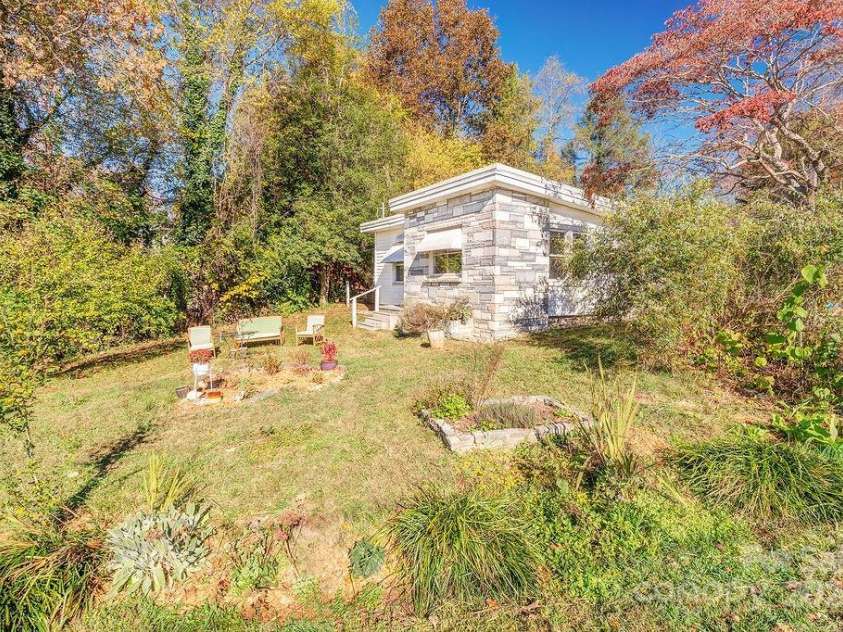 32 Merion Drive, Asheville, NC 28806.  MLS# CAR4314740, YatesRealty ID 6067. 