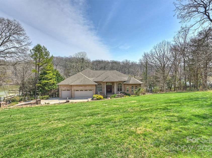 8720 Island Point Road, Charlotte, NC 28278.  MLS# CAR4235188, YatesRealty ID 6069. 
