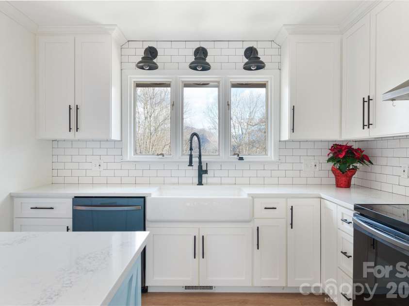 112 Hy Vu Drive, Canton, NC 28716.  MLS# CAR4324518, YatesRealty ID 6071. Bright Kitchen