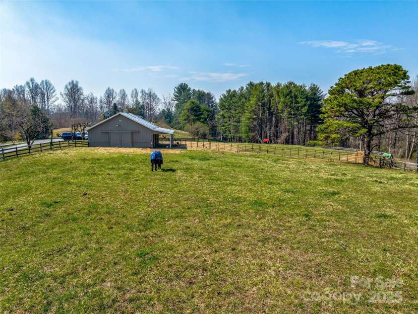 150 Hobby Horse Lane, Hendersonville, NC 28792.  MLS# CAR4241391, YatesRealty ID 6072. 4.59 acres of common area