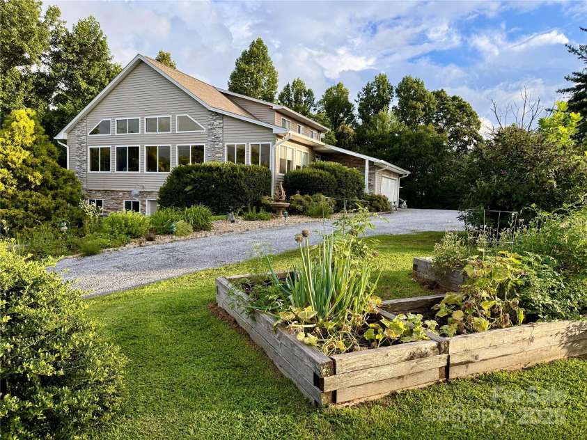 150 Hobby Horse Lane, Hendersonville, NC 28792.  MLS# CAR4241391, YatesRealty ID 6072. 