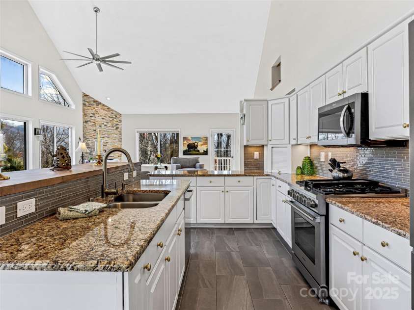 150 Hobby Horse Lane, Hendersonville, NC 28792.  MLS# CAR4241391, YatesRealty ID 6072. Beautiful tile floors