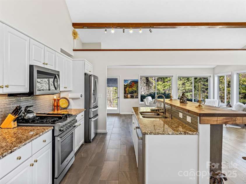 150 Hobby Horse Lane, Hendersonville, NC 28792.  MLS# CAR4241391, YatesRealty ID 6072. Chef's choice duel fuel gas range with electric oven