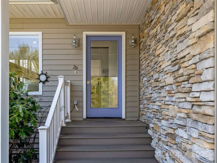 150 Hobby Horse Lane, Hendersonville, NC 28792.  MLS# CAR4241391, YatesRealty ID 6072. Front entry