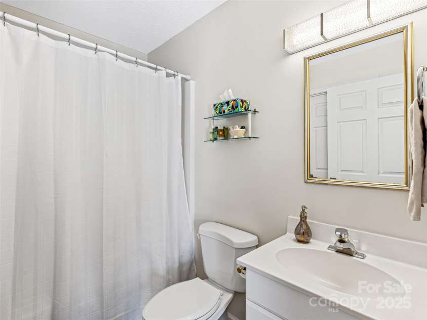 150 Hobby Horse Lane, Hendersonville, NC 28792.  MLS# CAR4241391, YatesRealty ID 6072. Full Bath with entrance from hallway and 2nd bedroom