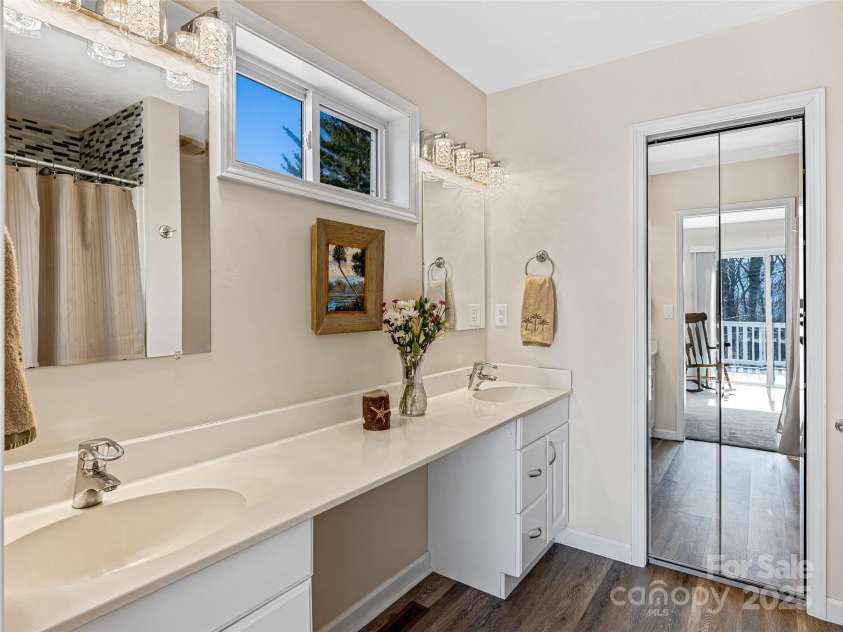 150 Hobby Horse Lane, Hendersonville, NC 28792.  MLS# CAR4241391, YatesRealty ID 6072. Primary Bath