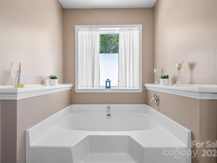 6833 Burkemont Road, Morganton, NC 28655.  MLS# CAR4189958, YatesRealty ID 6073. Garden tub!!!