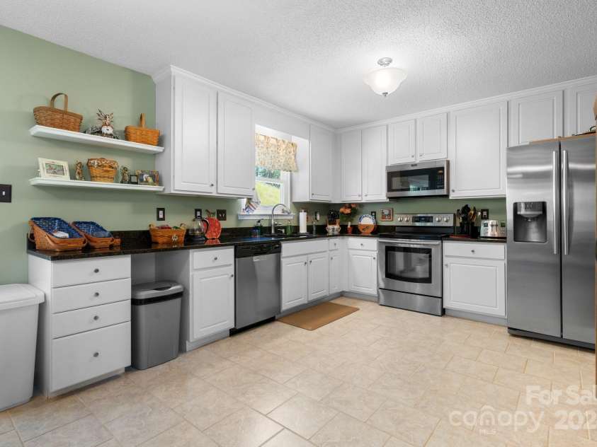 6833 Burkemont Road, Morganton, NC 28655.  MLS# CAR4189958, YatesRealty ID 6073. Kitchen with Stainless appliances and granite counters