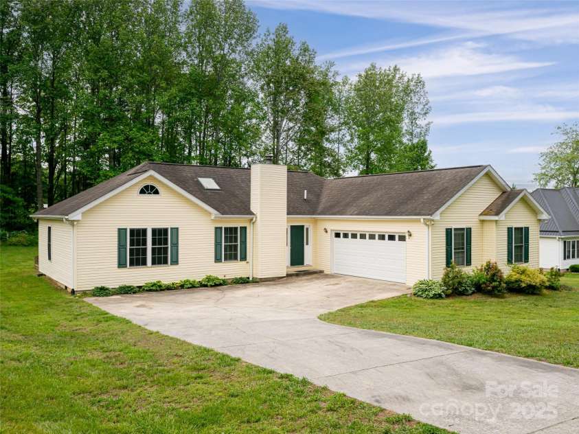 88 Star Point Drive, Hendersonville, NC 28792.  MLS# CAR4255101, YatesRealty ID 6073. 