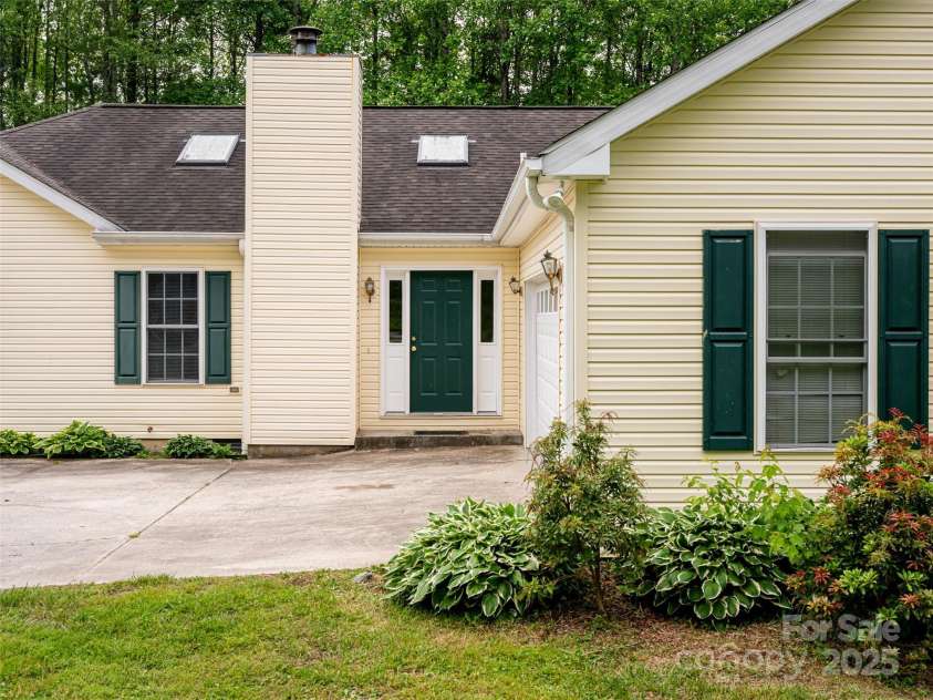 88 Star Point Drive, Hendersonville, NC 28792.  MLS# CAR4255101, YatesRealty ID 6073. 
