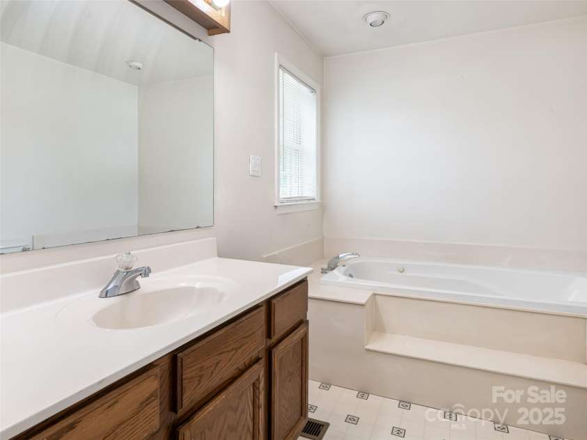 88 Star Point Drive, Hendersonville, NC 28792.  MLS# CAR4255101, YatesRealty ID 6073. 