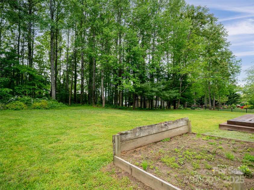 88 Star Point Drive, Hendersonville, NC 28792.  MLS# CAR4255101, YatesRealty ID 6073. 