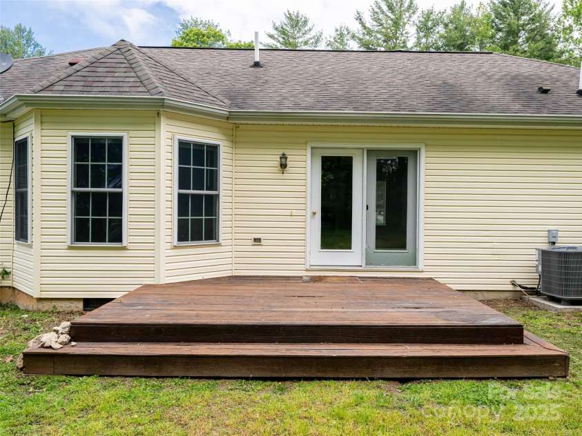 88 Star Point Drive, Hendersonville, NC 28792.  MLS# CAR4255101, YatesRealty ID 6073. 