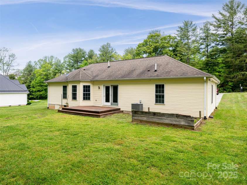 88 Star Point Drive, Hendersonville, NC 28792.  MLS# CAR4255101, YatesRealty ID 6073. 