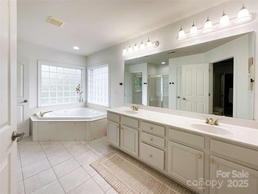 6114 Abergele Lane, Matthews, NC 28104.  MLS# CAR4241561, YatesRealty ID 6074. Primary Bathroom