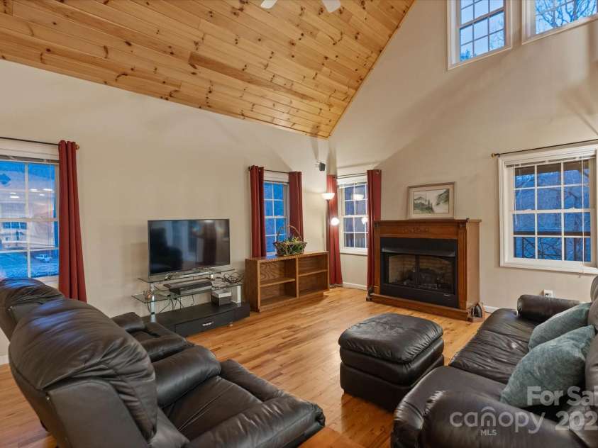29 Down To Earth Drive, Burnsville, NC 28714.  MLS# CAR4217184, YatesRealty ID 608. 