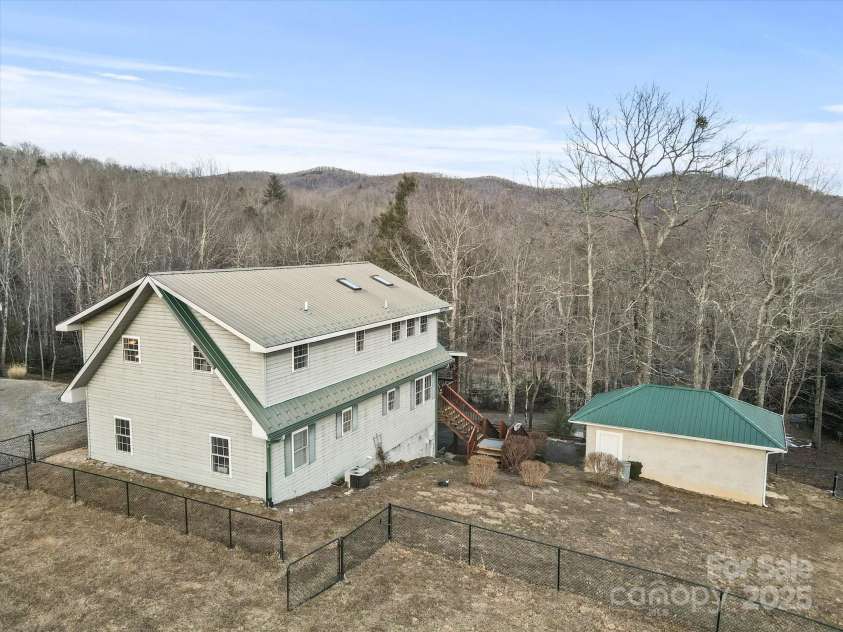 29 Down To Earth Drive, Burnsville, NC 28714.  MLS# CAR4217184, YatesRealty ID 608. 