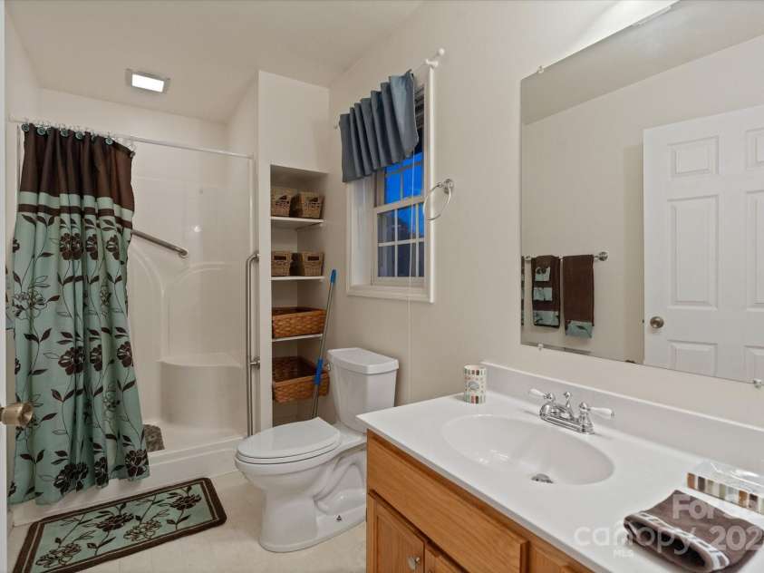29 Down To Earth Drive, Burnsville, NC 28714.  MLS# CAR4217184, YatesRealty ID 608. Upstairs Bath