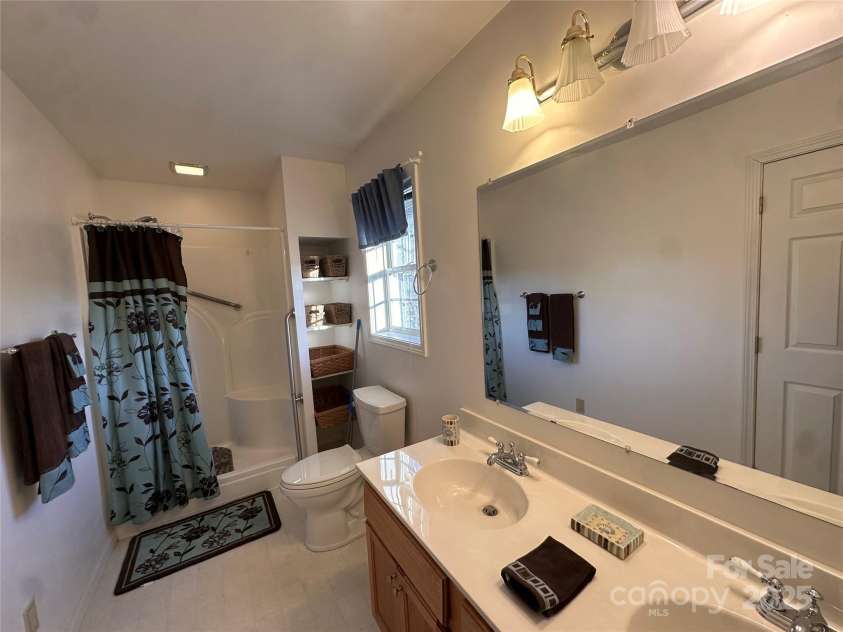 29 Down To Earth Drive, Burnsville, NC 28714.  MLS# CAR4217184, YatesRealty ID 608. Upstairs Bath