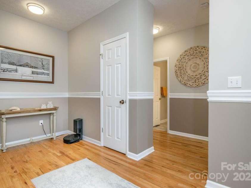 108 Sky View Lane, Hendersonville, NC 28739.  MLS# CAR4233635, YatesRealty ID 6080. 